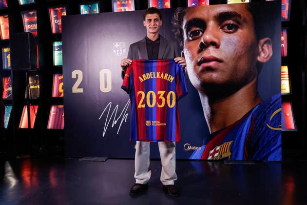 September 15, 2026, Barcelona, Barcelona, SPAIN: Hamza Abdelkarim poses in his shirt following his contract renewal with FC Barcelona, Barca at the FC Barcelona Museum on 15 September 2026 in Barcelona, Spain. Barcelona SPAIN - ZUMAa181 20260915_zaa_a181_069 Copyright: xJavierxBorregox