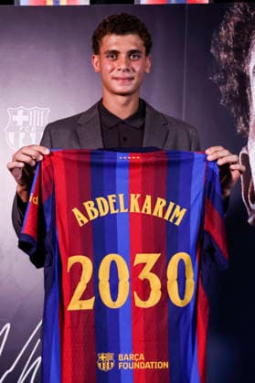 September 15, 2026, Barcelona, Barcelona, SPAIN: Hamza Abdelkarim poses in his shirt following his contract renewal with FC Barcelona, Barca at the FC Barcelona Museum on 15 September 2026 in Barcelona, Spain. Barcelona SPAIN - ZUMAa181 20260915_zaa_a181_081 Copyright: xJavierxBorregox