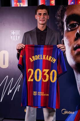 September 15, 2026, Barcelona, Barcelona, SPAIN: Hamza Abdelkarim poses in his shirt following his contract renewal with FC Barcelona, Barca at the FC Barcelona Museum on 15 September 2026 in Barcelona, Spain. Barcelona SPAIN - ZUMAa181 20260915_zaa_a181_086 Copyright: xJavierxBorregox