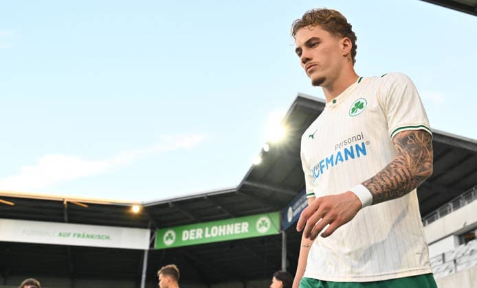 15.09.2025 - Fussball - Saison 2025 2026 - Regionalliga Bayern - 09. Spieltag: SpVgg Greuther Fürth Fuerth II U23 ( Kleeblatt ) - TSV 1860 München ( Löwen ) - - xwoxzix - Loris Giandomenico (17, SpVgg Greuther Fürth II ) läuft ein