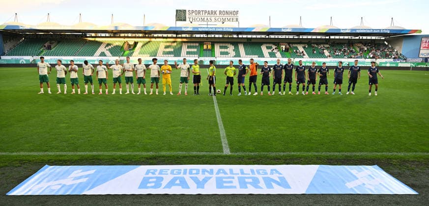 15.09.2025 - Fussball - Saison 2025 2026 - Regionalliga Bayern - 09. Spieltag: SpVgg Greuther Fürth Fuerth II U23 ( Kleeblatt ) - TSV 1860 München ( Löwen ) - - xwoxzix - Impression - Mannschaft Team vor Spielbeginn - Banner BFV