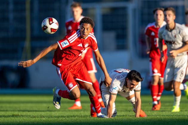 Cassiano Tomas Kiala 4 (FC Bayern Muenchen Amatuere), Aris Malaj 11 (FC Augsburg II), FC Bayern II vs. FC Augsburg II, Fussball, Regionalliga Bayern, 9. Spieltag, 15.09.2026 DFB regulations prohibit any use of photographs as image sequences and or quasi-video Muenchen Bayern Deutschland