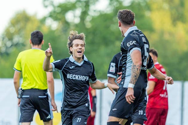 3. Liga: SG Sonnenhof Großaspach vs. Sportclub Verl; 15.09.2026 Aspach, GERMANY - 15. September 2026: Torjubel von Tim Heike (Sportclub Verl, 25) und Mika Clausen (Sportclub Verl, 21) nach dem 1:0 Tor während dem Match zwischen dem SG Sonnenhof Großaspach und dem Sportclub Verl am 06. Spieltag der 3. Liga in der WIRmachenDRUCK Arena. Copyright: xBEAUTIFULxSPORTS Steinx