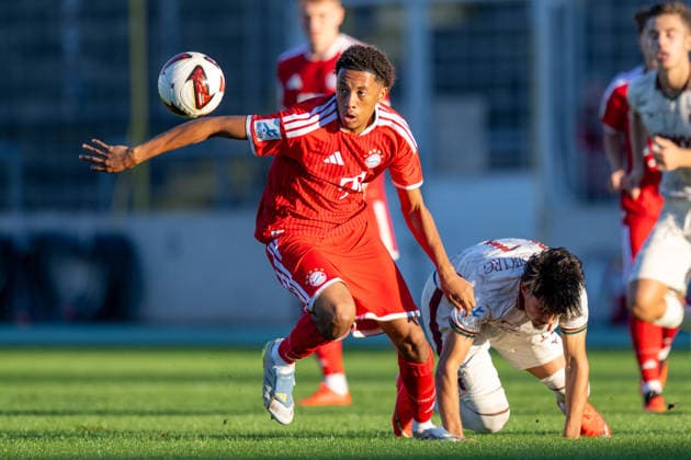 Cassiano Tomas Kiala 4 (FC Bayern Muenchen Amatuere), Aris Malaj 11 (FC Augsburg II), FC Bayern II vs. FC Augsburg II, Fussball, Regionalliga Bayern, 9. Spieltag, 15.09.2026 DFB regulations prohibit any use of photographs as image sequences and or quasi-video Muenchen Bayern Deutschland