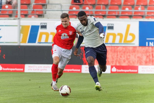 Marius Hauptmann (HFC, 23), Malik Talabidi (Jena, 12), Hallescher FC vs. FC Carl Zeiss Jena, Fussball, Regionalliga Nordost, 9. Spieltag, Saison 2026 27, 15.09.2026 Halle Leuna Chemie Stadion ST Deutschland