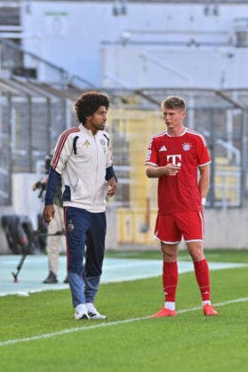 Regionalliga Bayern; FC Bayern München II - FC Augsburg II; 15.09.2026 MUNICH, GERMANY; 15. SEPTEMBER: im Gespräch DANTE Bonfim Costa Santos Cheftrainer FC Bayern München II und Anton HEINZ (FC Bayern München II 10) während dem Match der Regionalliga Bayern zwischen den Amateuren des FC Bayern und dem FC Augsburg II am 9. Spieltag im Grünwalder Stadion Copyright: xBEAUTIFULxSPORTS Goldbergx