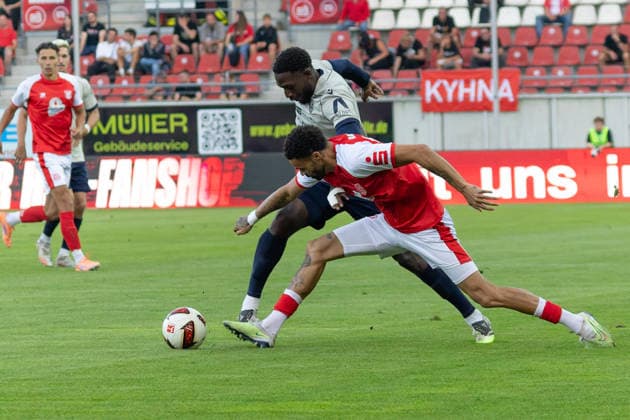 Malik Talabidi (Jena, 12), Stanley Ratifo (HFC, 30), Hallescher FC vs. FC Carl Zeiss Jena, Fussball, Regionalliga Nordost, 9. Spieltag, Saison 2026 27, 15.09.2026 Halle Leuna Chemie Stadion ST Deutschland
