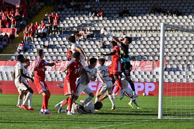 Regionalliga Bayern; FC Bayern München II - FC Augsburg II; 15.09.2026 MUNICH, GERMANY; 15. SEPTEMBER: Tom Heinz WISBEREIT (FC Augsburg II 22) kann einen Eckball der Bayern wegboxen während dem Match der Regionalliga Bayern zwischen den Amateuren des FC Bayern und dem FC Augsburg II am 9. Spieltag im Grünwalder Stadion Copyright: xBEAUTIFULxSPORTS Goldbergx