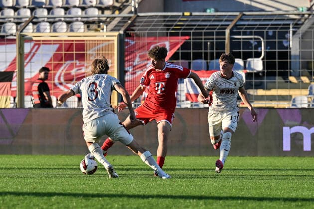Regionalliga Bayern; FC Bayern München II - FC Augsburg II; 15.09.2026 MUNICH, GERMANY; 15. SEPTEMBER: im Duell v. l. David LICHTENSTEIGER (FC Augsburg II 3), Matous SRB (FC Bayern München II 11) und Felix GUHA (FC Augsburg II 13) während dem Match der Regionalliga Bayern zwischen den Amateuren des FC Bayern und dem FC Augsburg II am 9. Spieltag im Grünwalder Stadion Copyright: xBEAUTIFULxSPORTS Goldbergx