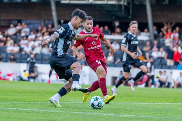 3. Liga: SG Sonnenhof Großaspach vs. Sportclub Verl; 15.09.2026 Aspach, GERMANY - 15. September 2026: Andre Leipold (Sportclub Verl, 20) im Zweikampf mit Marius Kunde (SG Sonnenhof Großaspach, 16) während dem Match zwischen dem SG Sonnenhof Großaspach und dem Sportclub Verl am 06. Spieltag der 3. Liga in der WIRmachenDRUCK Arena. Copyright: xBEAUTIFULxSPORTS Steinx