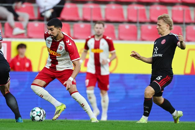Football german 3. Liga Jahn Regensburg vs Fortuna Dusseldorf Boujellab Nassim of Regensburg ( L ) and Muller Andreas of Fortuna Dusseldorf ( R ) fight for the ball during the 3. Liga football match between Jahn Regensburg and Fortuna Dusseldorf at Jahn Stadium in Regensburg , Bayern , Germany . September 15th , 2026 Copyright: xDavidexEliasx