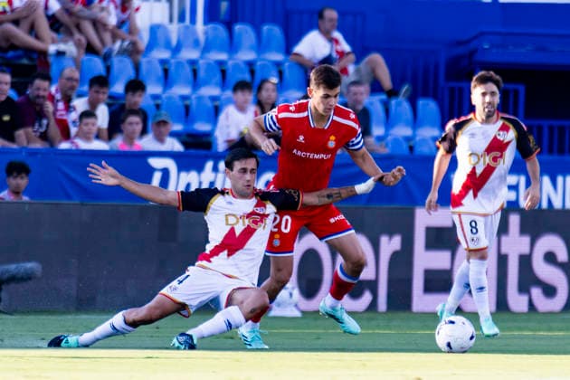 Rayo Vallecano v Espanyol - La Liga EA Sports 2026 27 September 15, 2026, Estadio Butarque, Leganes, Madrid, Spain: Pedro Diaz of Rayo Vallecano is defended by Rafael Bauza of Espanyol during La Liga EA Sports match between Rayo Vallecano and Espanyol at Estadio Butarque on September 15, 2026 in Leganes, Madrid, Spain. Leganes Estadio Butarque Madrid Spain Copyright: xAlejandroxMatiasxAcostax