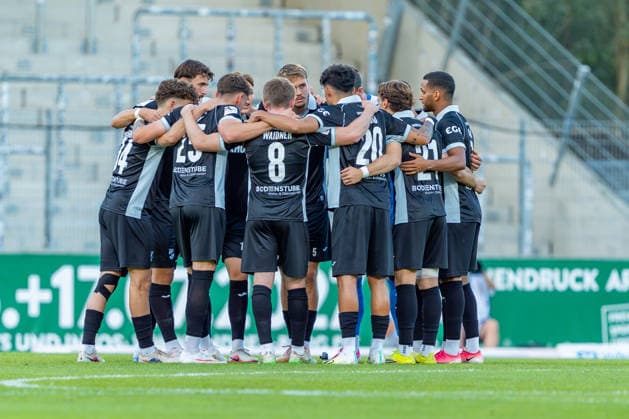 3. Liga: SG Sonnenhof Großaspach vs. Sportclub Verl; 15.09.2026 Aspach, GERMANY - 15. September 2026: Teamkreis des Sportclub Verl während dem Match zwischen dem SG Sonnenhof Großaspach und dem Sportclub Verl am 06. Spieltag der 3. Liga in der WIRmachenDRUCK Arena. Copyright: xBEAUTIFULxSPORTS Steinx
