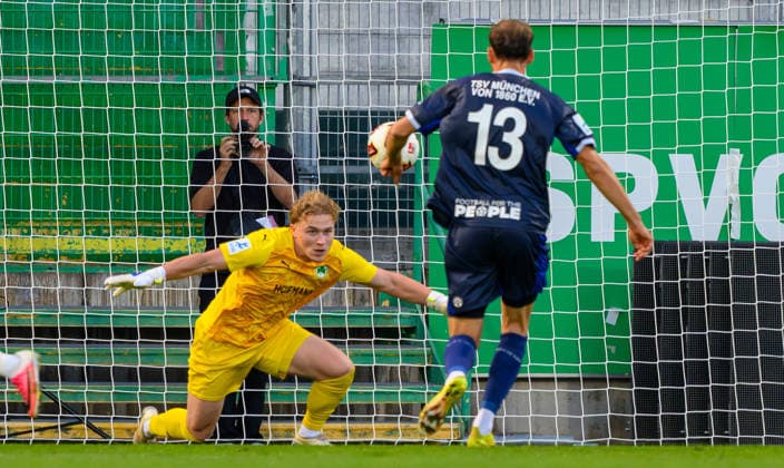 15.09.2025 - Fussball - Saison 2025 2026 - Regionalliga Bayern - 09. Spieltag: SpVgg Greuther Fürth Fuerth II U23 ( Kleeblatt ) - TSV 1860 München ( Löwen ) - - xwoxzix - Michael Eberwein (13, TSV 1860 München ) erzielt Treffer Tor Torschuß zum 0:1 gegen Silas Joel Prüfrock (1, SpVgg Greuther Fürth II )