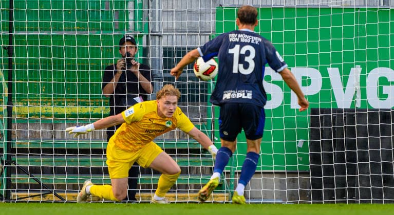 15.09.2025 - Fussball - Saison 2025 2026 - Regionalliga Bayern - 09. Spieltag: SpVgg Greuther Fürth Fuerth II U23 ( Kleeblatt ) - TSV 1860 München ( Löwen ) - - xwoxzix - Michael Eberwein (13, TSV 1860 München ) erzielt Treffer Tor Torschuß zum 0:1 gegen Silas Joel Prüfrock (1, SpVgg Greuther Fürth II )