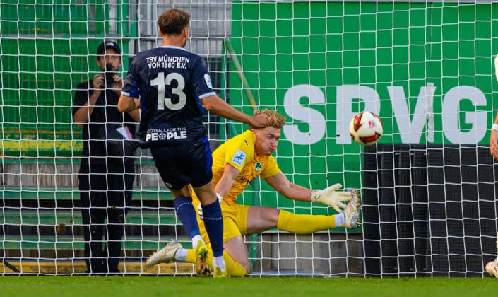 15.09.2025 - Fussball - Saison 2025 2026 - Regionalliga Bayern - 09. Spieltag: SpVgg Greuther Fürth Fuerth II U23 ( Kleeblatt ) - TSV 1860 München ( Löwen ) - - xwoxzix - Michael Eberwein (13, TSV 1860 München ) erzielt Treffer Tor Torschuß zum 0:1 gegen Silas Joel Prüfrock (1, SpVgg Greuther Fürth II )