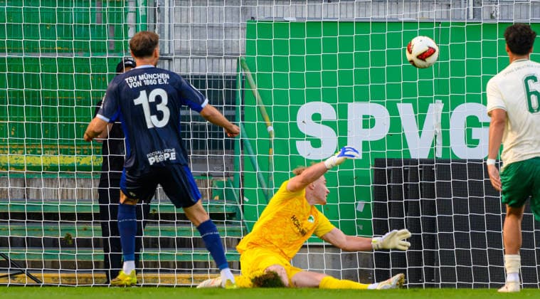 15.09.2025 - Fussball - Saison 2025 2026 - Regionalliga Bayern - 09. Spieltag: SpVgg Greuther Fürth Fuerth II U23 ( Kleeblatt ) - TSV 1860 München ( Löwen ) - - xwoxzix - Michael Eberwein (13, TSV 1860 München ) erzielt Treffer Tor Torschuß zum 0:1 gegen Silas Joel Prüfrock (1, SpVgg Greuther Fürth II )