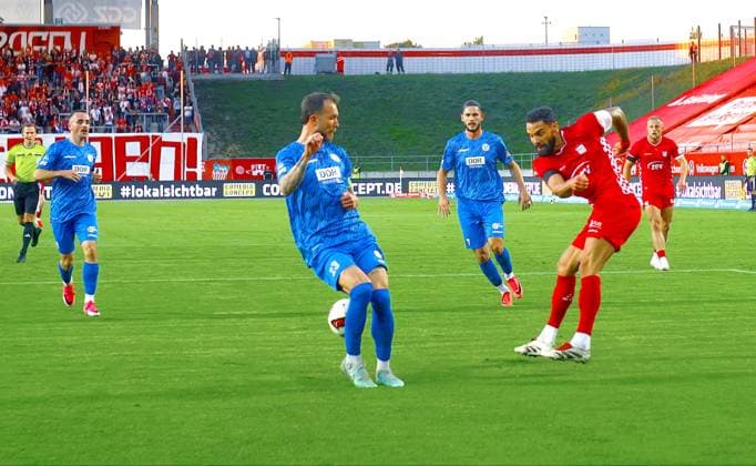 Joshua Putze (Zwickau) hat abgeschossen, links Tim Rieder (Altglienicke) Fußball Regionalliga Nordost 2026 27 FSV Zwickau - VSG Altglienicke am 15.9.2026 FSV Zwickau - VSG Altglienicke