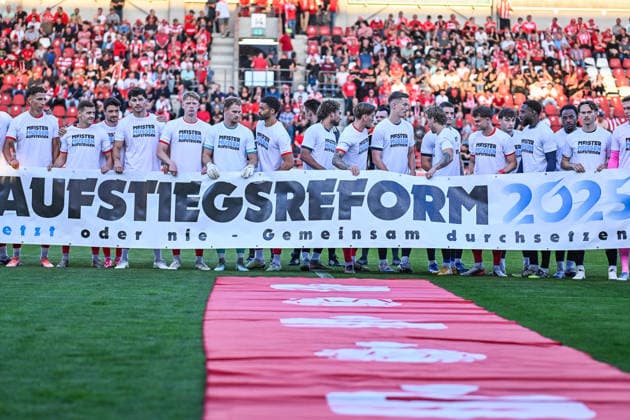 Fußball I Herren I Saison 2026-2027 I Regionalliga I 9. Spieltag I Hallescher FC - FC Carl Zeiss Jena I 15.09.2026 Die Mannschaften vom Halleschen FC und 1. FC Carl Zeiss Jena stehen zusammen hinter der Forderung nach der Aufstiegsreform und einem Banner mit selbiger Aufschrift Halle (Saale) Leuna-Chemie-Stadion Sachsen-Anhalt Deutschland Copyright: xLobeca InesxHähnelx