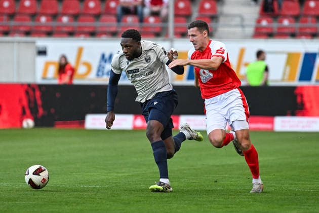 Fußball I Herren I Saison 2026-2027 I Regionalliga I 9. Spieltag I Hallescher FC - FC Carl Zeiss Jena I 15.09.2026 Malik Talabidi (12, FC Carl Zeiss Jena) muss sich im Zweikampf gegen Marius Hauptmann (23, Hallescher FC) behaupten Halle (Saale) Leuna-Chemie-Stadion Sachsen-Anhalt Deutschland Copyright: xLobeca InesxHähnelx
