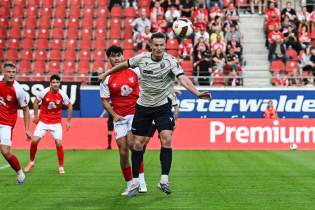 Fußball I Herren I Saison 2026-2027 I Regionalliga I 9. Spieltag I Hallescher FC - FC Carl Zeiss Jena I 15.09.2026 Zweikampf Burim Halili (5, Hallescher FC) und Luca Wollschläger (11, FC Carl Zeiss Jena) Halle (Saale) Leuna-Chemie-Stadion Sachsen-Anhalt Deutschland Copyright: xLobeca InesxHähnelx