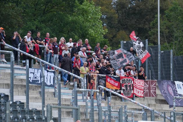 Deutschland: Fussball, 3. Liga, 6. Spieltag, Hänsch-Arena, Emslandstadion, Landkreis Emsland, Niedersachsen, Englische Woche, SV Meppen vs. Viktoria Köln: Die mitgereisten Anhänger von Viktoria Köln. Copyright: xMichelxWittex