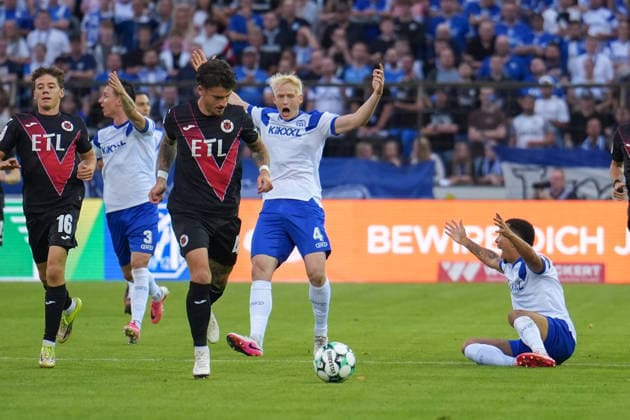 Deutschland: Fussball, 3. Liga, 6. Spieltag, Hänsch-Arena, Emslandstadion, Landkreis Emsland, Niedersachsen, Englische Woche, SV Meppen vs. Viktoria Köln: Die Meppener reklamieren und fordern eine frühe gelbe Karte. Copyright: xMichelxWittex