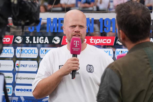 Deutschland: Fussball, 3. Liga, 6. Spieltag, Hänsch-Arena, Emslandstadion, Landkreis Emsland, Niedersachsen, Englische Woche, SV Meppen vs. Viktoria Köln: Lucas Beniermann (Trainer, SV Meppen) im Interview mit Magenta. Copyright: xMichelxWittex