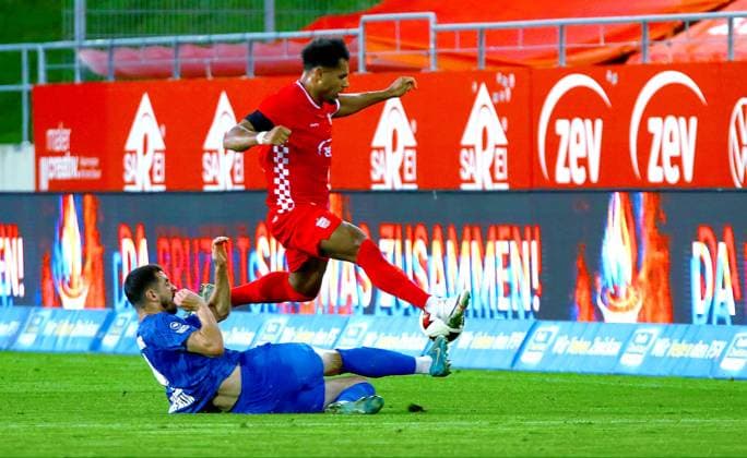 Einsatzstark stoppt Sven Sonnenberg (Altglienicke, am Boden) Paul-Philipp Besong (Zwickau) Fußball Regionalliga Nordost 2026 27 FSV Zwickau - VSG Altglienicke am 15.9.2026 FSV Zwickau - VSG Altglienicke