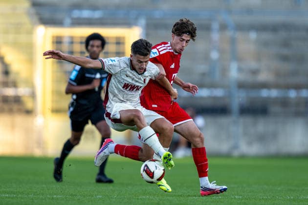 Loris Husic 8 (FC Augsburg II), Mudaser Sadat 17 (FC Bayern Muenchen Amatuere), FC Bayern II vs. FC Augsburg II, Fussball, Regionalliga Bayern, 9. Spieltag, 15.09.2026 DFB regulations prohibit any use of photographs as image sequences and or quasi-video Muenchen Bayern Deutschland
