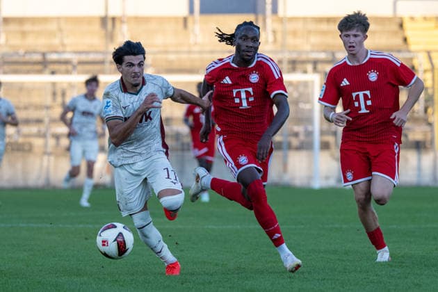 Aris Malaj 11 (FC Augsburg II), Richard Ajavi 3 (FC Bayern Muenchen Amatuere), Matous Srb 11 (FC Bayern Muenchen Amatuere), FC Bayern II vs. FC Augsburg II, Fussball, Regionalliga Bayern, 9. Spieltag, 15.09.2026 DFB regulations prohibit any use of photographs as image sequences and or quasi-video Muenchen Bayern Deutschland