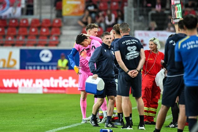 Fußball I Herren I Saison 2026-2027 I Regionalliga I 9. Spieltag I Hallescher FC - FC Carl Zeiss Jena I 15.09.2026 Marius Liesegang (1, FC Carl Zeiss Jena) geht verletzt aus dem Spiel und wünscht Till Härting (22, FC Carl Zeiss Jena) mit einem Klaps auf den Hinterkopf viel Glück Halle (Saale) Leuna-Chemie-Stadion Sachsen-Anhalt Deutschland Copyright: xLobeca InesxHähnelx