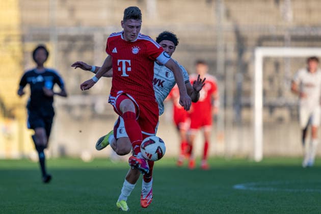 David Heindl 5 (FC Bayern Muenchen Amatuere), David Jonathas 24 (FC Augsburg II), FC Bayern II vs. FC Augsburg II, Fussball, Regionalliga Bayern, 9. Spieltag, 15.09.2026 DFB regulations prohibit any use of photographs as image sequences and or quasi-video Muenchen Bayern Deutschland