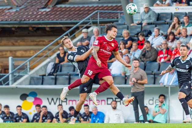 3. Liga: SG Sonnenhof Großaspach vs. Sportclub Verl; 15.09.2026 Aspach, GERMANY - 15. September 2026: Niklas Pollex (SG Sonnenhof Großaspach, 18) im Kopfballduell während dem Match zwischen dem SG Sonnenhof Großaspach und dem Sportclub Verl am 06. Spieltag der 3. Liga in der WIRmachenDRUCK Arena. Copyright: xBEAUTIFULxSPORTS Steinx