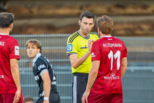 3. Liga: SG Sonnenhof Großaspach vs. Sportclub Verl; 15.09.2026 Aspach, GERMANY - 15. September 2026: Felix Grund (Schiedsrichter) ermahnt Tim Rossmann (SG Sonnenhof Großaspach, 11) während dem Match zwischen dem SG Sonnenhof Großaspach und dem Sportclub Verl am 06. Spieltag der 3. Liga in der WIRmachenDRUCK Arena. Copyright: xBEAUTIFULxSPORTS Steinx