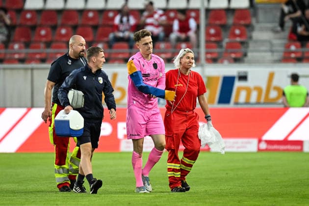 Fußball I Herren I Saison 2026-2027 I Regionalliga I 9. Spieltag I Hallescher FC - FC Carl Zeiss Jena I 15.09.2026 Marius Liesegang (1, FC Carl Zeiss Jena) wird nach einer Strafraumaktion verletzt ausgewechselt Halle (Saale) Leuna-Chemie-Stadion Sachsen-Anhalt Deutschland Copyright: xLobeca InesxHähnelx