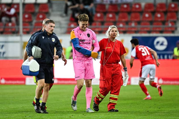 Fußball I Herren I Saison 2026-2027 I Regionalliga I 9. Spieltag I Hallescher FC - FC Carl Zeiss Jena I 15.09.2026 Marius Liesegang (1, FC Carl Zeiss Jena) verlässt nach einer Strafraumaktion verletzt und mit schmerzverzerrten Gesicht das Spiel Halle (Saale) Leuna-Chemie-Stadion Sachsen-Anhalt Deutschland Copyright: xLobeca InesxHähnelx