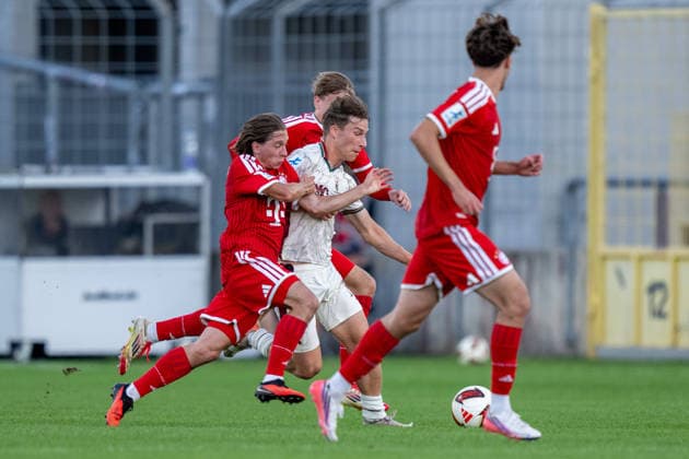 Bohdan Olychenko 8 (FC Bayern Muenchen Amatuere), Jonas Ruf 18 (FC Augsburg II), FC Bayern II vs. FC Augsburg II, Fussball, Regionalliga Bayern, 9. Spieltag, 15.09.2026 DFB regulations prohibit any use of photographs as image sequences and or quasi-video Muenchen Bayern Deutschland