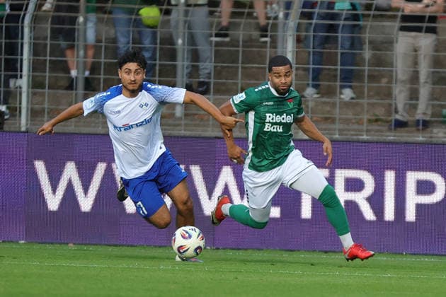 15.09.2026, Fussball, Herren, Saison 2026 2027, Regionalliga Bayern, 9. Spieltag: FC Schweinfurt 05 - FV Illertissen Von links: Nino Cassaniti (FV Illertissen, 17) gegen Jason Prodanovic (FC Schweinfurt 05, 17) Schweinfurt Riedel-Bau-Arena im Sachs-Stadio Bayern Unterfranken Deutschland