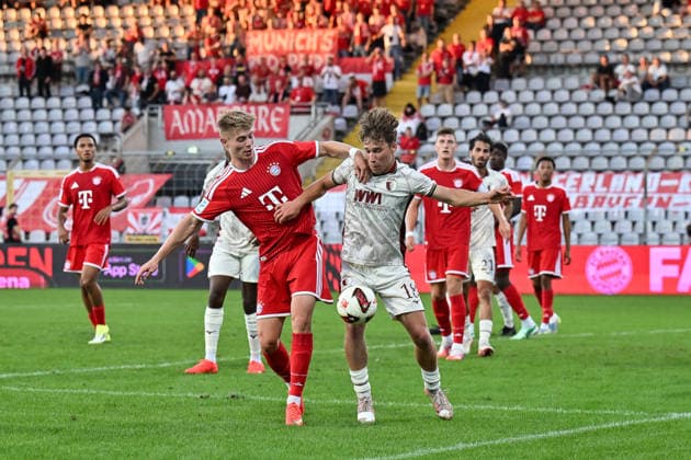 Regionalliga Bayern; FC Bayern München II - FC Augsburg II; 15.09.2026 MUNICH, GERMANY; 15. SEPTEMBER: im Anton HEINZ (FC Bayern München II 10) und Johannes RUF (FC Augsburg II 18) während dem Match der Regionalliga Bayern zwischen den Amateuren des FC Bayern und dem FC Augsburg II am 9. Spieltag im Grünwalder Stadion Copyright: xBEAUTIFULxSPORTS Goldbergx