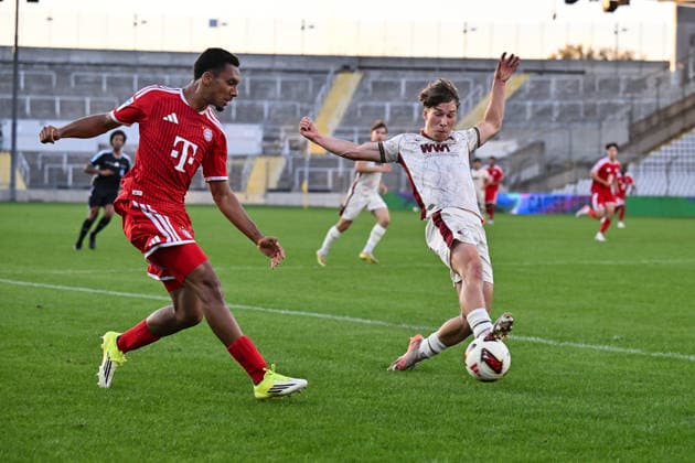 Regionalliga Bayern; FC Bayern München II - FC Augsburg II; 15.09.2026 MUNICH, GERMANY; 15. SEPTEMBER: im Duell Vincent MANUBA (FC Bayern München II 2) uind David LICHTENSTEIGER (FC Augsburg II 3) während dem Match der Regionalliga Bayern zwischen den Amateuren des FC Bayern und dem FC Augsburg II am 9. Spieltag im Grünwalder Stadion Copyright: xBEAUTIFULxSPORTS Goldbergx