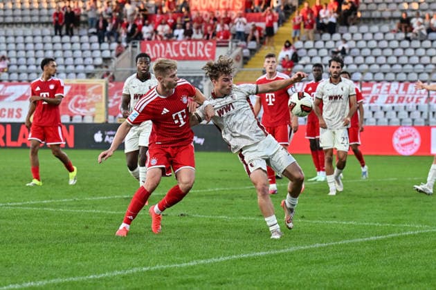 Regionalliga Bayern; FC Bayern München II - FC Augsburg II; 15.09.2026 MUNICH, GERMANY; 15. SEPTEMBER: im Anton HEINZ (FC Bayern München II 10) und Johannes RUF (FC Augsburg II 18) während dem Match der Regionalliga Bayern zwischen den Amateuren des FC Bayern und dem FC Augsburg II am 9. Spieltag im Grünwalder Stadion Copyright: xBEAUTIFULxSPORTS Goldbergx
