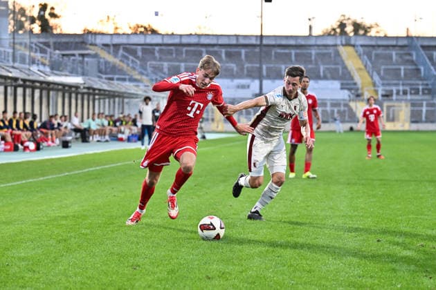 Regionalliga Bayern; FC Bayern München II - FC Augsburg II; 15.09.2026 MUNICH, GERMANY; 15. SEPTEMBER: im Duell Artur DEGRAF (FC Bayern München II 7) und Till Sebastian SCHUMACHER (FC Augsburg II 33) während dem Match der Regionalliga Bayern zwischen den Amateuren des FC Bayern und dem FC Augsburg II am 9. Spieltag im Grünwalder Stadion Copyright: xBEAUTIFULxSPORTS Goldbergx