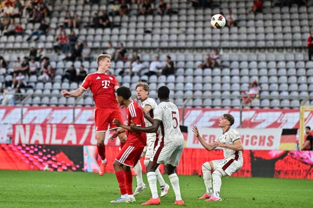 Regionalliga Bayern; FC Bayern München II - FC Augsburg II; 15.09.2026 MUNICH, GERMANY; 15. SEPTEMBER: der Kopfball von Anton HEINZ (FC Bayern München II 10) geht über das Tor während dem Match der Regionalliga Bayern zwischen den Amateuren des FC Bayern und dem FC Augsburg II am 9. Spieltag im Grünwalder Stadion Copyright: xBEAUTIFULxSPORTS Goldbergx