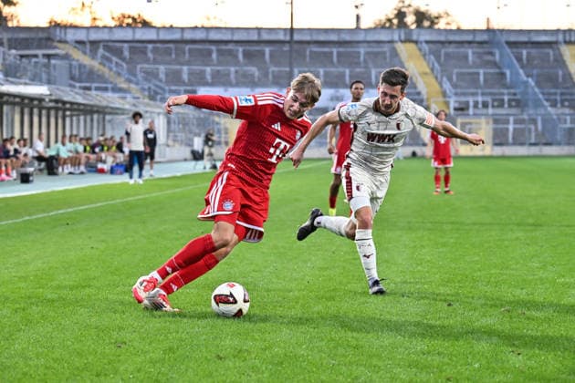 Regionalliga Bayern; FC Bayern München II - FC Augsburg II; 15.09.2026 MUNICH, GERMANY; 15. SEPTEMBER: im Duell Artur DEGRAF (FC Bayern München II 7) und Till Sebastian SCHUMACHER (FC Augsburg II 33) während dem Match der Regionalliga Bayern zwischen den Amateuren des FC Bayern und dem FC Augsburg II am 9. Spieltag im Grünwalder Stadion Copyright: xBEAUTIFULxSPORTS Goldbergx