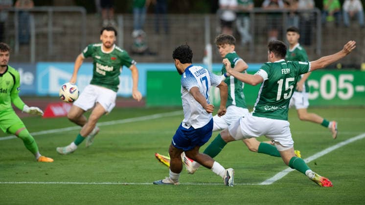 1. FC 1905 Schweinfurt vs. FV Illertissen, Sachs-Stadion Football, Regionalliga Bayern 1. FC 1905 Schweinfurt vs. FV Illertissen 15 Sep 2026 Sachs-Stadion , Schweinfurt, Germany Image: Nino Cassaniti (FVI) with a shot on goal GK Jan Mött (FC05) in goal as Kevin Fery (FC05) defends. DFL REGULATIONS PROHIBIT ANY USE OF PHOTOGRAPHS AS IMAGE SEQUENCES AND OR QUASI-VIDEO Copyright: xPresseFotoxEvansx