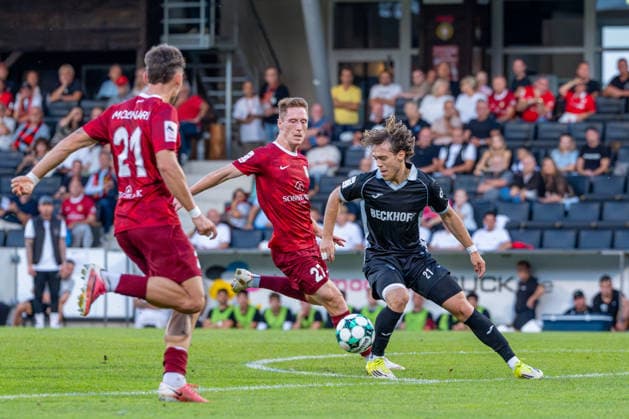 3. Liga: SG Sonnenhof Großaspach vs. Sportclub Verl; 15.09.2026 Aspach, GERMANY - 15. September 2026: Mika Clausen (Sportclub Verl, 21) im Zweikampf gegen Luca Molinari (SG Sonnenhof Großaspach, 21) und Loris Maier (SG Sonnenhof Großaspach, 27) während dem Match zwischen dem SG Sonnenhof Großaspach und dem Sportclub Verl am 06. Spieltag der 3. Liga in der WIRmachenDRUCK Arena. Copyright: xBEAUTIFULxSPORTS Steinx
