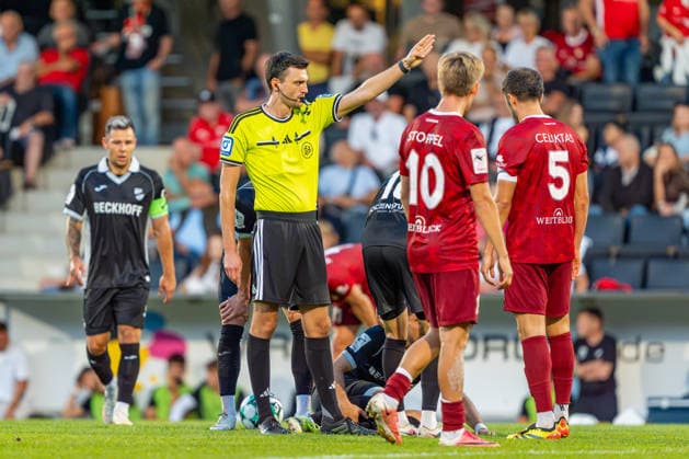 3. Liga: SG Sonnenhof Großaspach vs. Sportclub Verl; 15.09.2026 Aspach, GERMANY - 15. September 2026: Felix Grund (Schiedsrichter) gibt Freistoß gegen SG Sonnenhof Großaspach nach Foul während dem Match zwischen dem SG Sonnenhof Großaspach und dem Sportclub Verl am 06. Spieltag der 3. Liga in der WIRmachenDRUCK Arena. Copyright: xBEAUTIFULxSPORTS Steinx