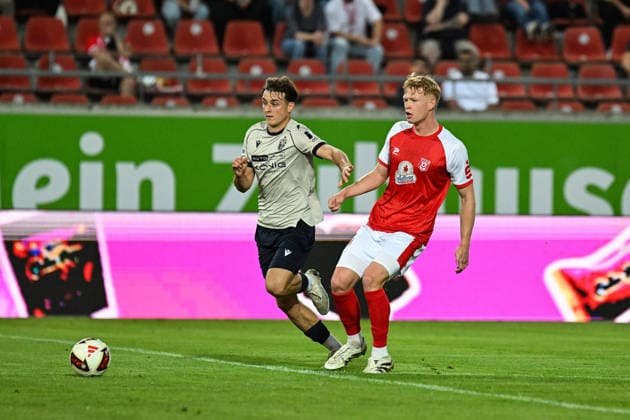 Fußball I Herren I Saison 2026-2027 I Regionalliga I 9. Spieltag I Hallescher FC - FC Carl Zeiss Jena I 15.09.2026 Jannes Werner (24, FC Carl Zeiss Jena), Lennard Becker (25, Hallescher FC) Halle (Saale) Leuna-Chemie-Stadion Sachsen-Anhalt Deutschland Copyright: xLobeca InesxHähnelx