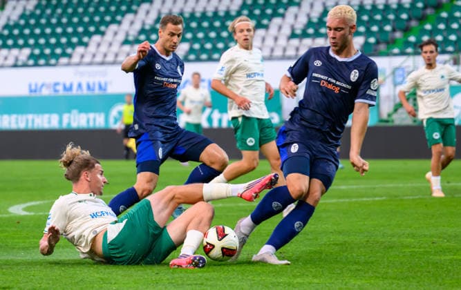 15.09.2025 - Fussball - Saison 2025 2026 - Regionalliga Bayern - 09. Spieltag: SpVgg Greuther Fürth Fuerth II U23 ( Kleeblatt ) - TSV 1860 München ( Löwen ) - - xwoxzix - Mika Tom Wallentowitz (9, SpVgg Greuther Fürth II ) Lasse Faßmann (33, TSV 1860 München )